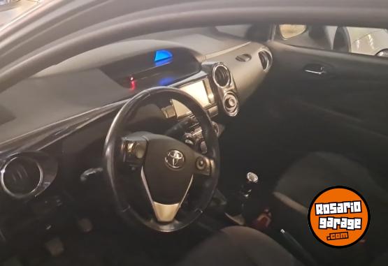Autos - Toyota ETIOS 2017 Nafta 180000Km - En Venta