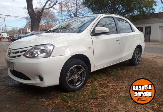 Autos - Toyota Etios 2014 Nafta 135000Km - En Venta