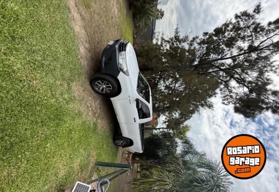 Camionetas - Toyota Hilux dc cs 2016 Diesel 245000Km - En Venta