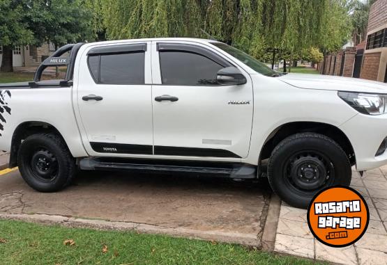 Camionetas - Toyota Hilux D/C DX 2.4 TDI 2017 Diesel 140000Km - En Venta
