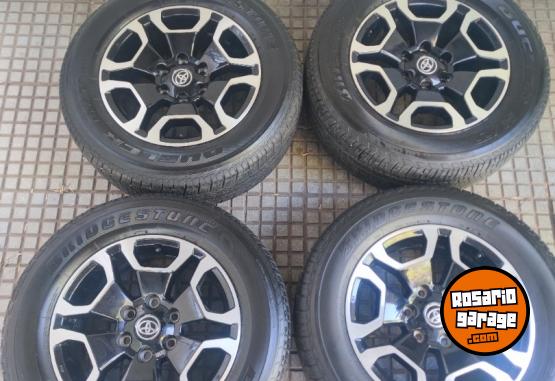 Accesorios para Autos - Llantas 18 Toyota Hilux con Cubiertas Muy buenas. $2.250.000. NO BAJO PRECIO - En Venta