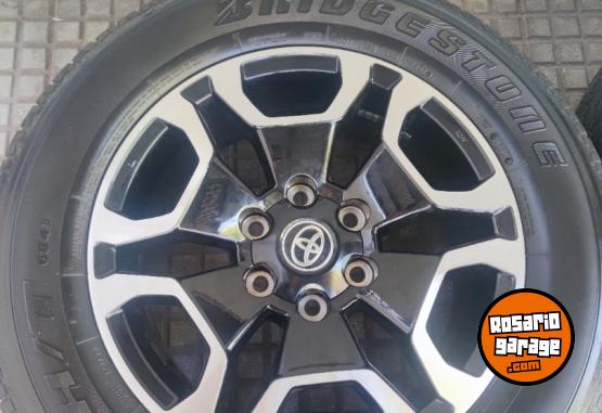 Accesorios para Autos - Llantas 18 Toyota Hilux con Cubiertas Muy buenas. $2.250.000. NO BAJO PRECIO - En Venta