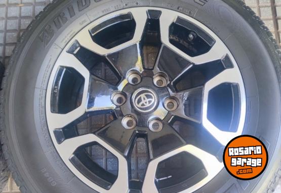 Accesorios para Autos - Llantas 18 Toyota Hilux con Cubiertas Muy buenas. $2.250.000. NO BAJO PRECIO - En Venta