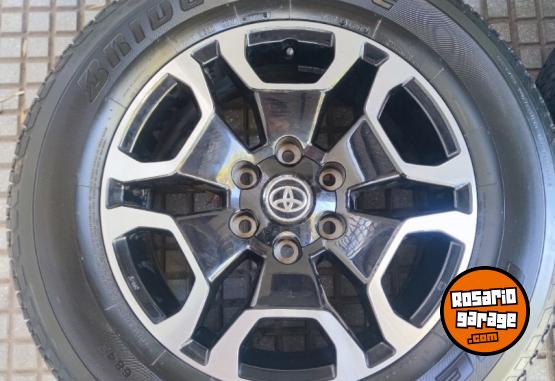 Accesorios para Autos - Llantas 18 Toyota Hilux con Cubiertas Muy buenas. $2.250.000. NO BAJO PRECIO - En Venta