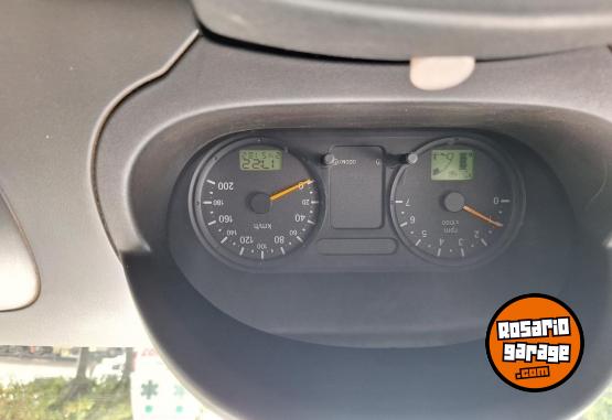 Autos - Ford Fiesta Ambiente 2004 Nafta 245000Km - En Venta