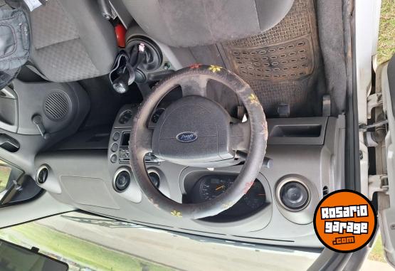 Autos - Ford Fiesta Ambiente 2004 Nafta 245000Km - En Venta