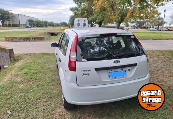 Autos - Ford Fiesta Ambiente 2004 Nafta 245000Km - En Venta