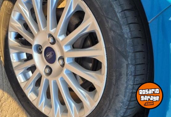 Autos - Ford Fiesta kinetic titanium 2015 Nafta 172000Km - En Venta