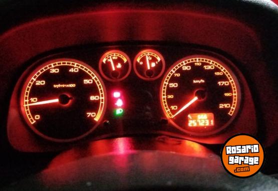 Autos - Peugeot Modelo 2004 versi�n 307 2004 Nafta 260000Km - En Venta
