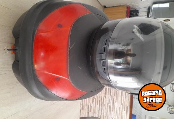 Accesorios para Motos - Baulera y casco buen estado - En Venta