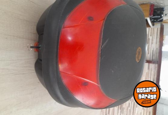 Accesorios para Motos - Baulera y casco buen estado - En Venta