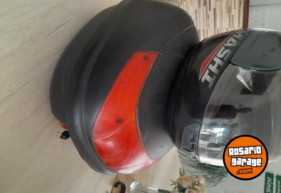 Accesorios para Motos - Baulera y casco buen estado - En Venta