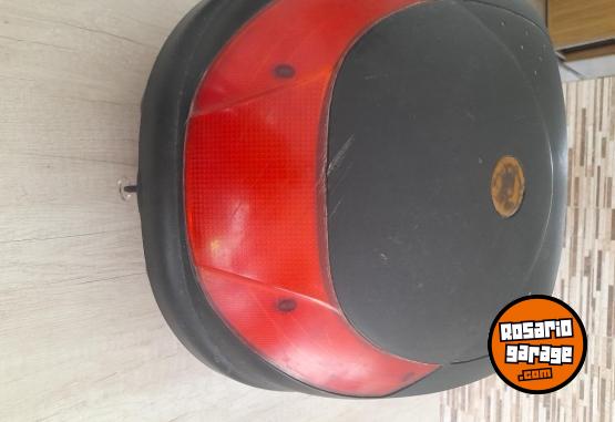 Accesorios para Motos - Baulera y casco buen estado - En Venta