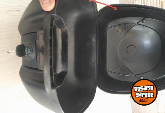 Accesorios para Motos - Baulera y casco buen estado - En Venta