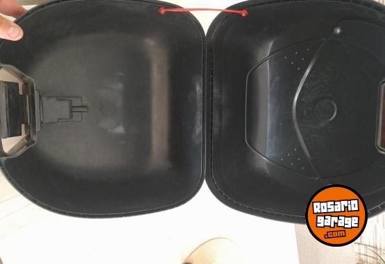 Accesorios para Motos - Baulera y casco buen estado - En Venta
