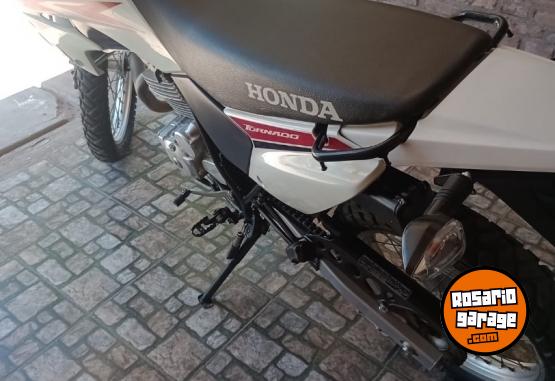 Motos - Honda Tornado 2024 Nafta 8000Km - En Venta