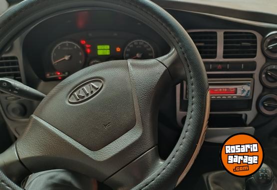 Camiones y Gr�as - Vendo Kia 2500 modelo 2010 ,con aire acondicionado levanta vidrios y cierre centralizado - En Venta