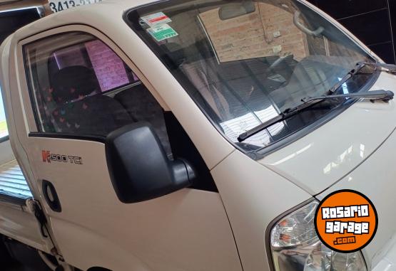 Camiones y Gr�as - Vendo Kia 2500 modelo 2010 ,con aire acondicionado levanta vidrios y cierre centralizado - En Venta