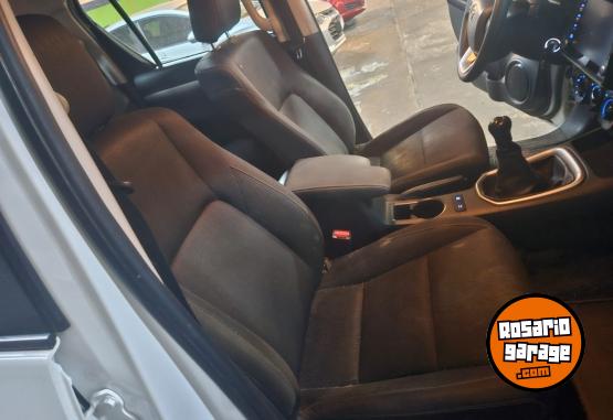 Camionetas - Toyota Hilux srv 2019 Diesel 160000Km - En Venta
