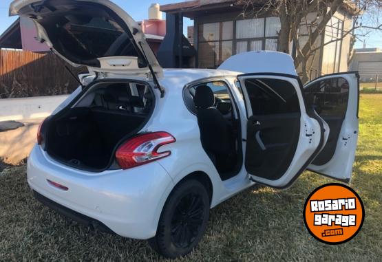 Autos - Peugeot 208 allure touchscreen 2016 Nafta 127000Km - En Venta