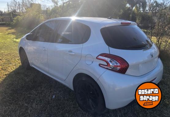 Autos - Peugeot 208 allure touchscreen 2016 Nafta 127000Km - En Venta