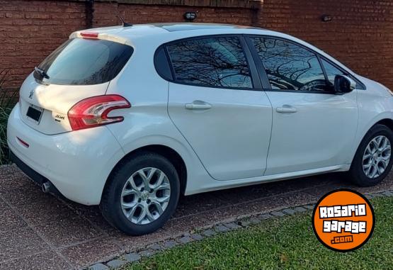 Autos - Peugeot 208 ALLURE TOUCHSCREEN 2015 Nafta 130000Km - En Venta
