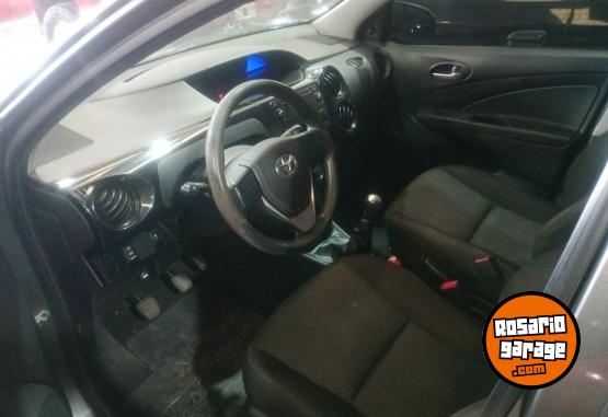 Autos - Toyota Etios 2022 Nafta 124000Km - En Venta