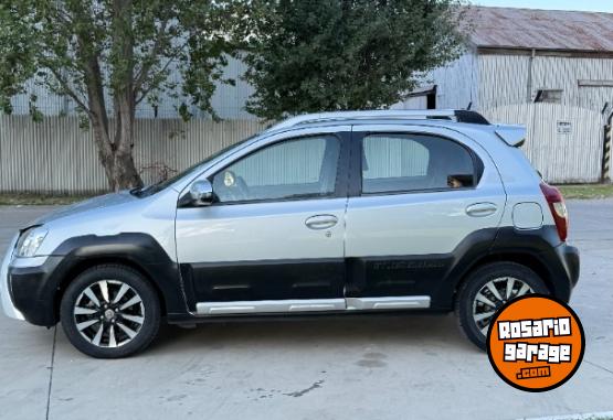 Autos - Toyota Etios Cross 1.5 2014 Nafta 92000Km - En Venta