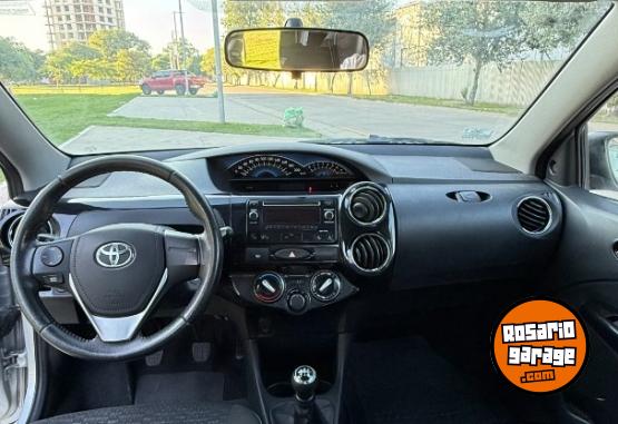 Autos - Toyota Etios Cross 1.5 2014 Nafta 92000Km - En Venta