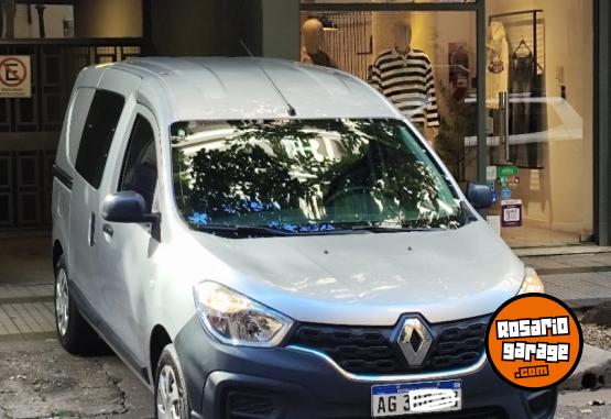 Utilitarios - Renault Kangoo Emotion 2023 Nafta 46000Km - En Venta