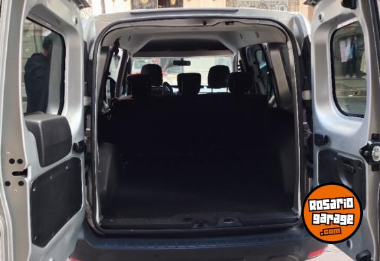 Utilitarios - Renault Kangoo Emotion 2023 Nafta 46000Km - En Venta