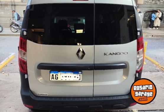 Utilitarios - Renault Kangoo Emotion 2023 Nafta 46000Km - En Venta