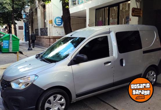 Utilitarios - Renault Kangoo Emotion 2023 Nafta 46000Km - En Venta