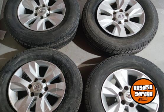 Accesorios para Autos - SOLO Llantas 17 Toyota Hilux SRV Originales $1.200.000 las 4. NO BAJO PRECIO - En Venta