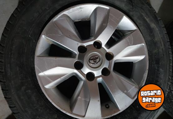 Accesorios para Autos - SOLO Llantas 17 Toyota Hilux SRV Originales $1.200.000 las 4. NO BAJO PRECIO - En Venta
