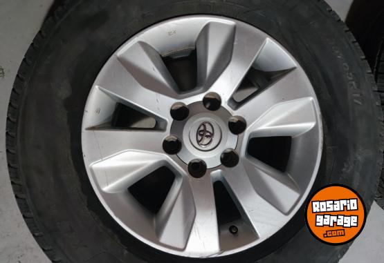 Accesorios para Autos - SOLO Llantas 17 Toyota Hilux SRV Originales $1.200.000 las 4. NO BAJO PRECIO - En Venta