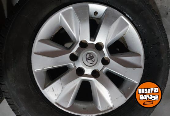 Accesorios para Autos - SOLO Llantas 17 Toyota Hilux SRV Originales $1.200.000 las 4. NO BAJO PRECIO - En Venta