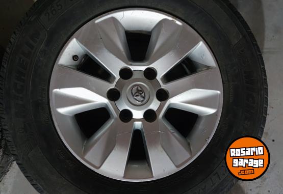 Accesorios para Autos - SOLO Llantas 17 Toyota Hilux SRV Originales $1.200.000 las 4. NO BAJO PRECIO - En Venta