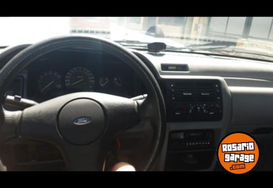 Autos - Ford Ghia 2.0i 1996 Nafta 99000Km - En Venta