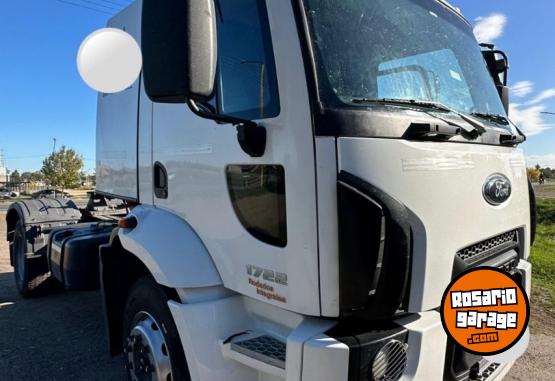 Camiones y Grúas - 🚛 FORD CARGO 1722 2015 – IMPECABLE + CABINA DORMITORIO - En Venta