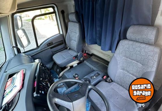 Camiones y Grúas - 🚛 FORD CARGO 1722 2015 – IMPECABLE + CABINA DORMITORIO - En Venta