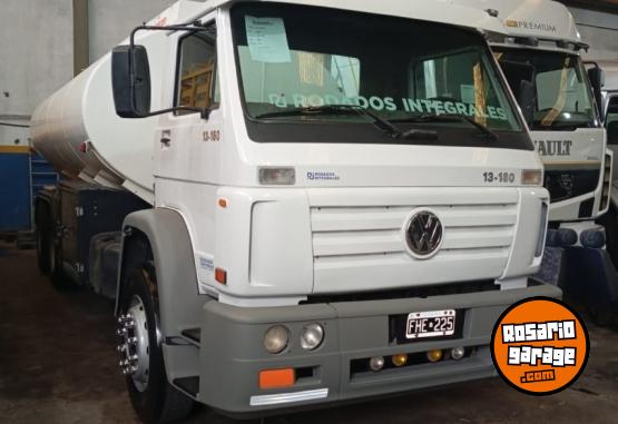 Camiones y Gr�as - VOLKSWAGEN 13.180 - A�O 2005 - TANQUE CHASIS 18m3 - - En Venta