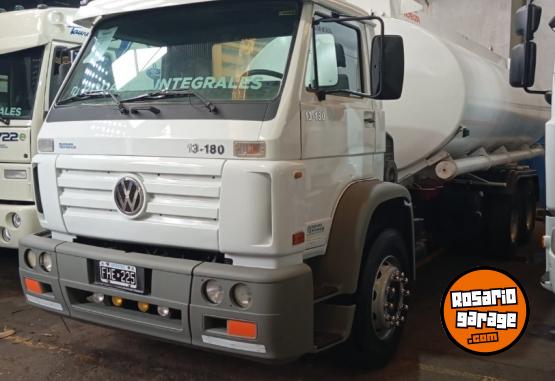 Camiones y Gr�as - VOLKSWAGEN 13.180 - A�O 2005 - TANQUE CHASIS 18m3 - - En Venta