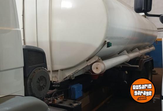 Camiones y Gr�as - VOLKSWAGEN 13.180 - A�O 2005 - TANQUE CHASIS 18m3 - - En Venta