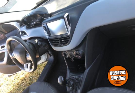Autos - Peugeot 208 allure touchscreen 2016 Nafta 136000Km - En Venta