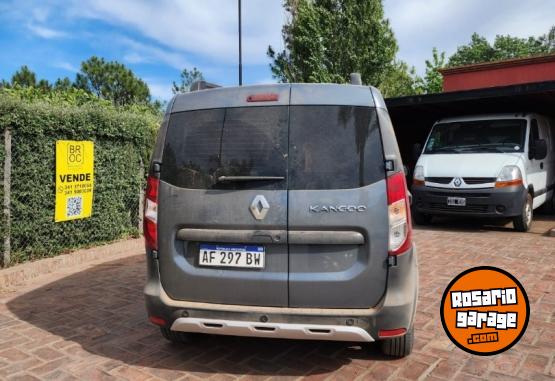 Utilitarios - Renault Kangoo stepway 2022 Diesel 110000Km - En Venta