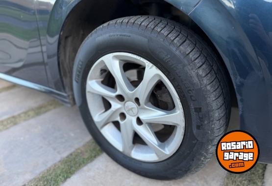 Autos - Peugeot 208 Allure Touchscreen 2015 Nafta 100000Km - En Venta