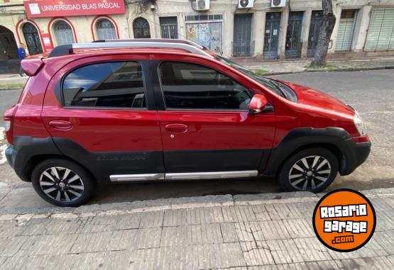 Autos - Toyota Etios Cross 2014 Nafta 137000Km - En Venta