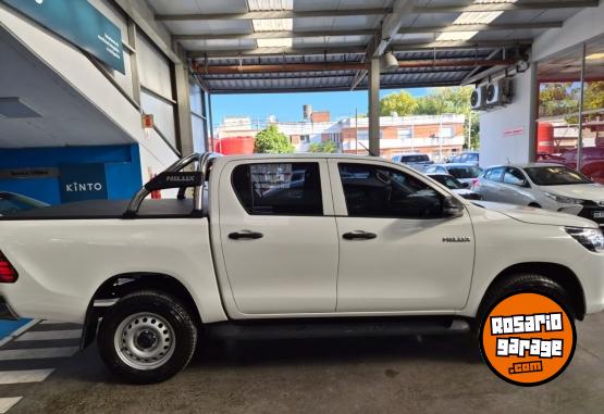 Camionetas - Toyota Hilux DX DC 4x2 2024 Diesel 24800Km - En Venta