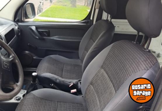Utilitarios - Peugeot Partner kangoo Fiorino 2010 Nafta 270Km - En Venta